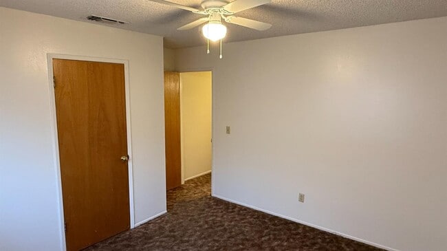 Building Photo - 1444 N Lemoore Ave