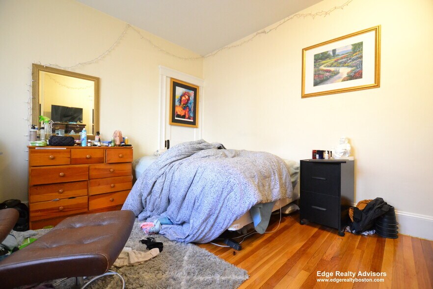 Building Photo - 30 Falkland St