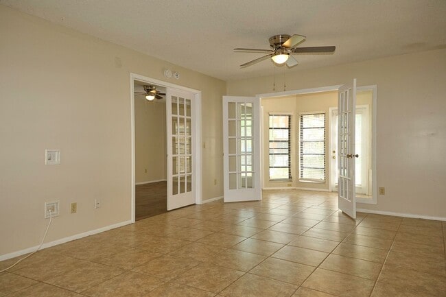 Building Photo - Spacious 2bd 2bth home with bonus room!