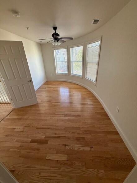 Building Photo - 943 Williams St