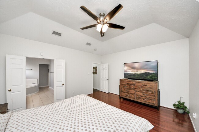 Building Photo - 922 Bayhill Dr