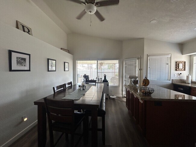 Building Photo - Beautiful 3 Bedroom 2 Bath Home in Redlands!