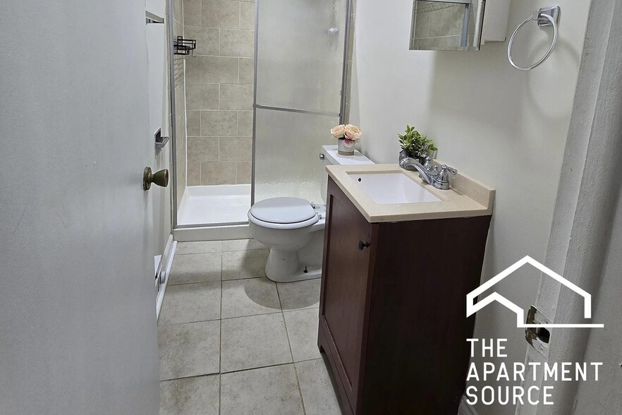 Building Photo - 917 W Waveland Ave