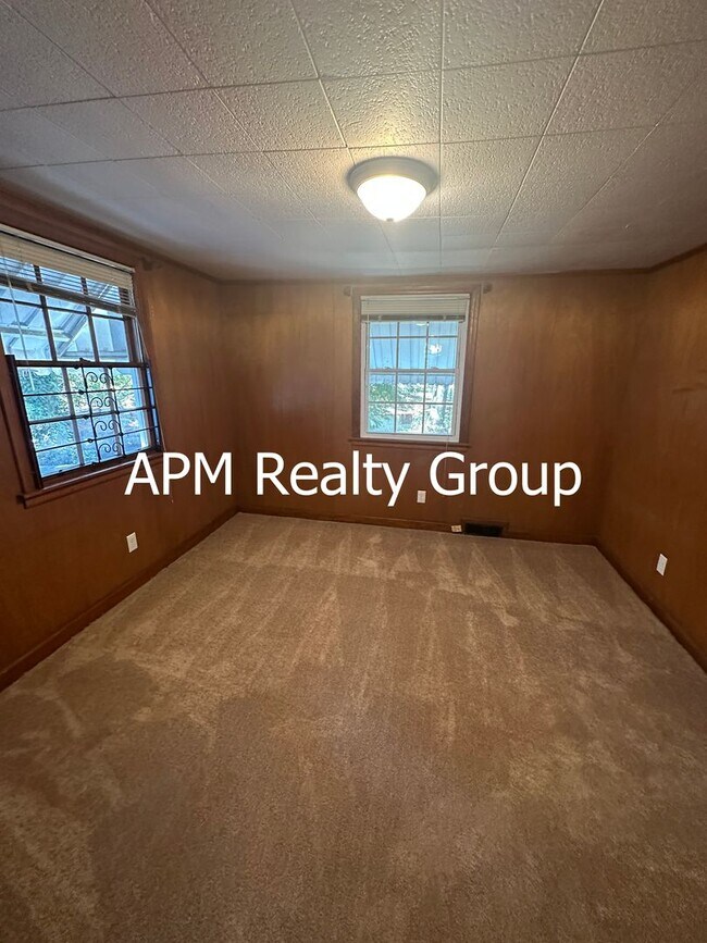Building Photo - Private Country Feel Close to Downtown