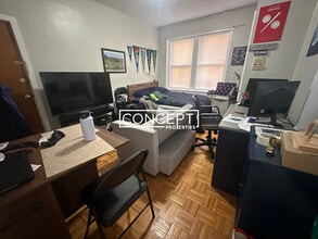 Building Photo - 40 Anderson St