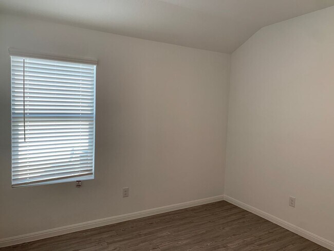 Building Photo - Luxury Vinyl Plank (No Carpet) /  Fridge Included / Office / Covered Back Patio / CISD