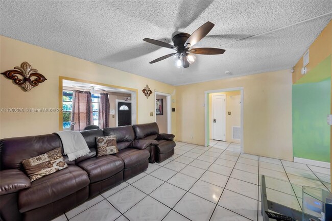 Building Photo - 526 S 28th Ave