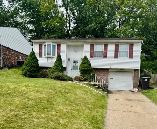 Building Photo - Spacious Split Level 3/1.5 House in Baldwi...