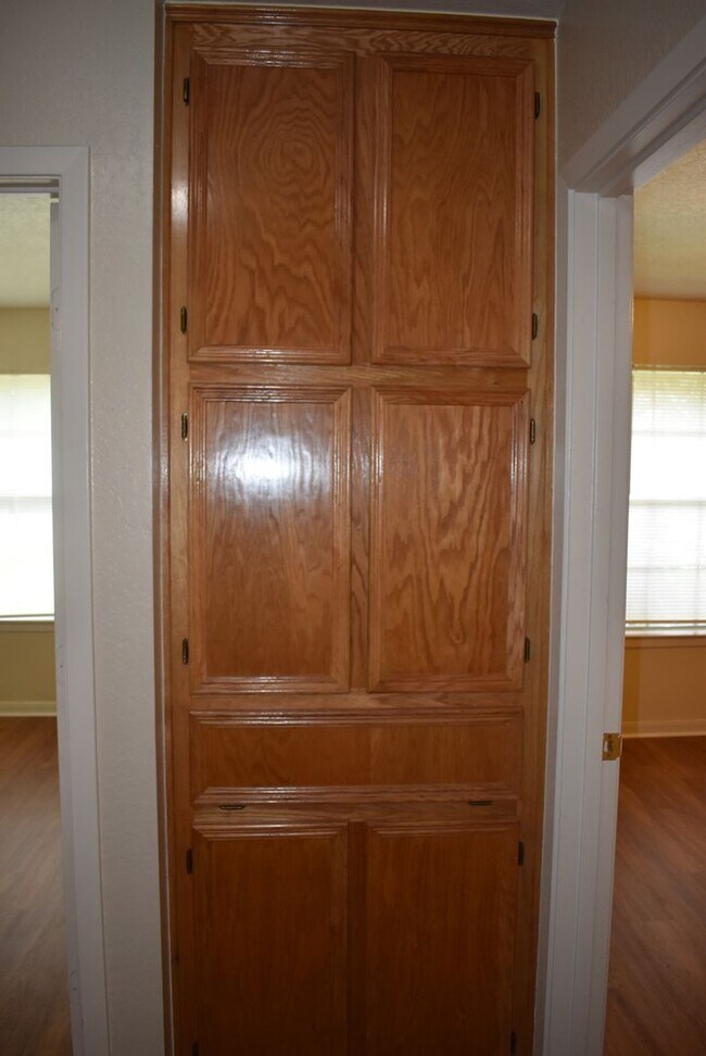 Building Photo - 837 Lakeview Dr