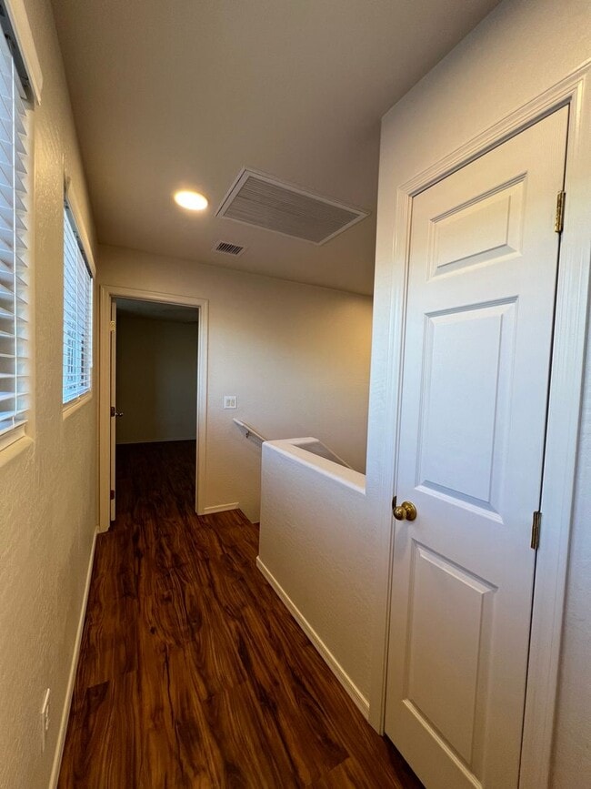 Building Photo - Two Story 4 Bedroom in Stoneridge