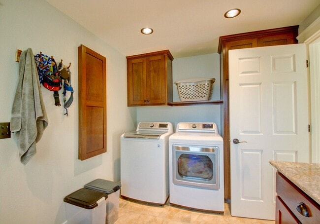 Building Photo - 3 Bedroom, 2.5 Home. Available NOW!!!!