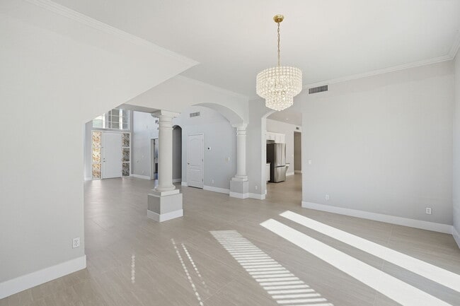 Building Photo - 1425 W Commerce Ave