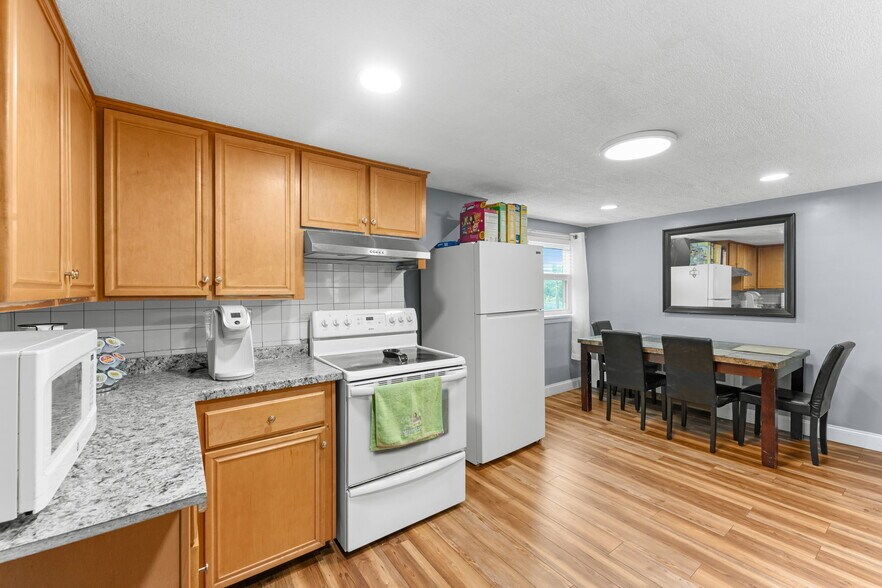 Building Photo - 44 Woodlawn Ave