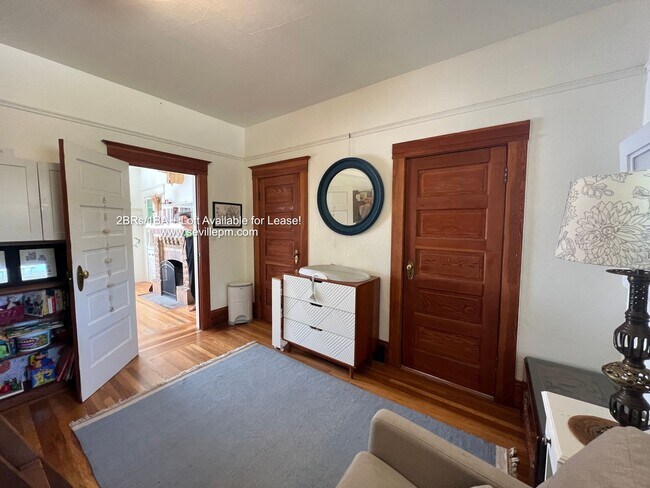 Building Photo - CHARMING 2 BEDROOM /1 BATHROOM HOME W/LOTS...