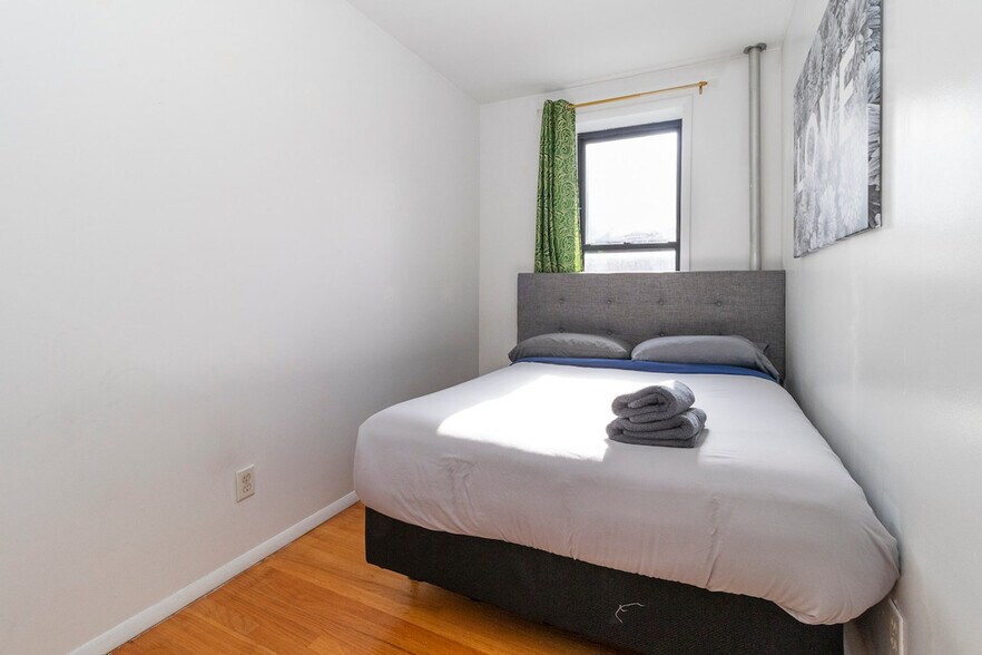 Building Photo - 224 E 95th St