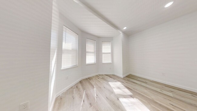 Building Photo - Modern & Renovated 1BD 1BA Apartment