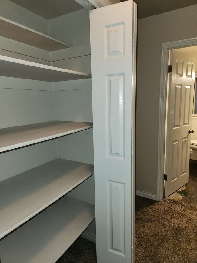 Building Photo - Spacious 5 Bd 2.5 Bath Home in Millcreek