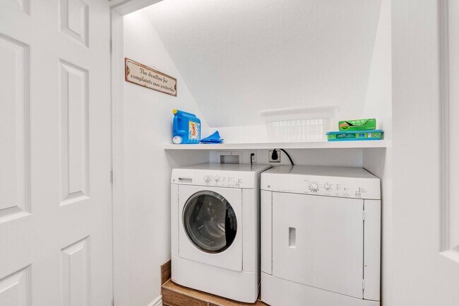 Building Photo - 12067 Lampton View Dr