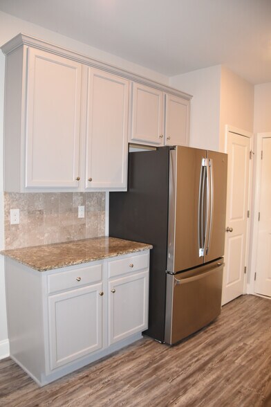 Building Photo - Room in Townhome on Castellan Dr