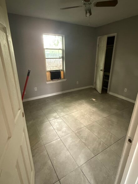 Building Photo - 142 Blevins St