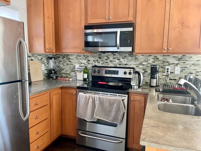 Building Photo - Welcome Home 2b/1ba Sun Drenched Townhome - West Seattle Fauntleroy Neighborhood