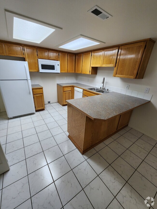 Building Photo - "Spacious 3-Bed Duplex Retreat in Tacoma: ...