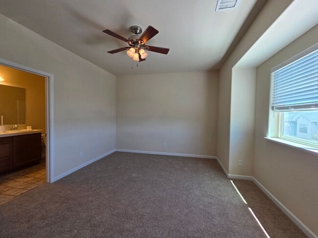 Building Photo - 2 Bedroom 2.5 Bath Close to UNR!