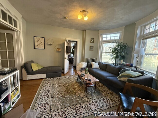 Building Photo - 1887 Beacon St