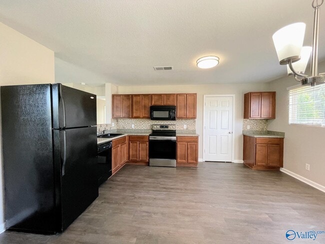 Building Photo - 200 Whitestone Dr NE