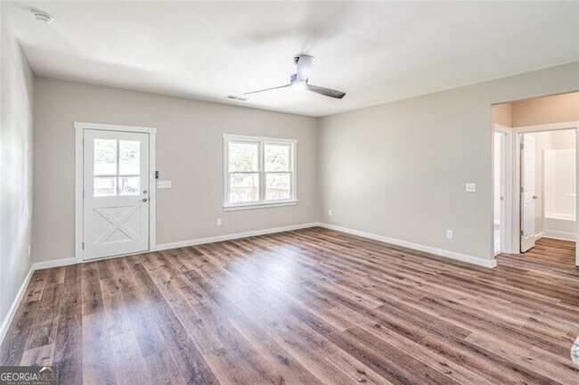 Building Photo - 215 Pinecone Ln