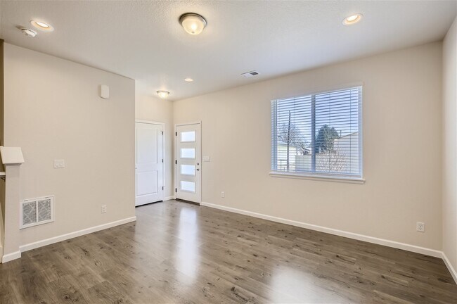Building Photo - Beautiful SW Longmont Townhome