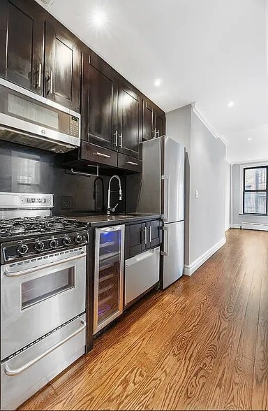 Building Photo - 200 Stanton St
