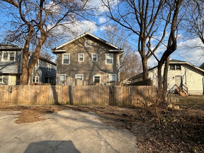 Building Photo - Large 2 Bed 1 Bath With Fenced in Yard & Deck!