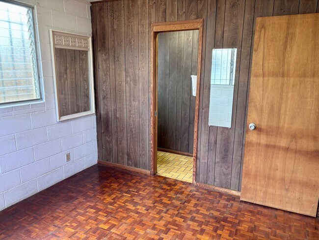 Building Photo - Available September 9, 2026 | A 3 Bedroom + Den, 1.5 bath duplex with 2 parking nested in Kaimuki