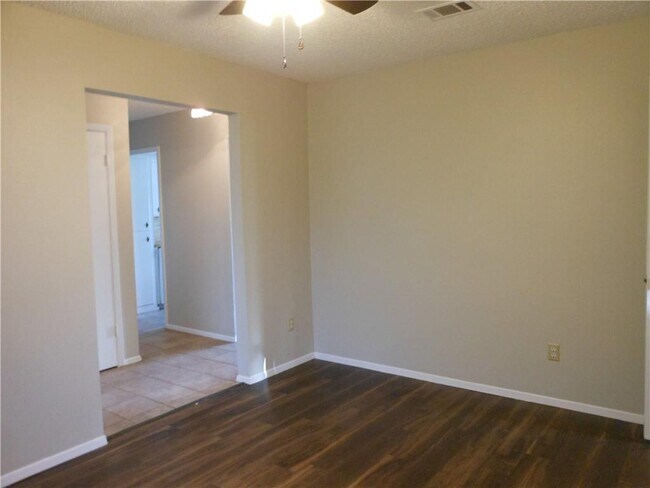 Building Photo - 602 Garden Path Dr