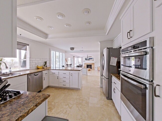 Building Photo - Spectacular 4 bedroom family home with oce...