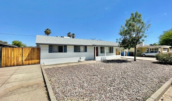 Building Photo - Beautiful 3 Bedroom 2 Bath Great in Phoeni...