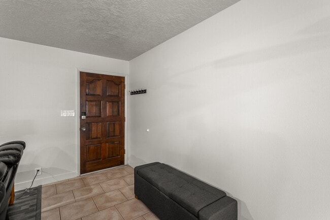Building Photo - Private room with private bathroom right a...