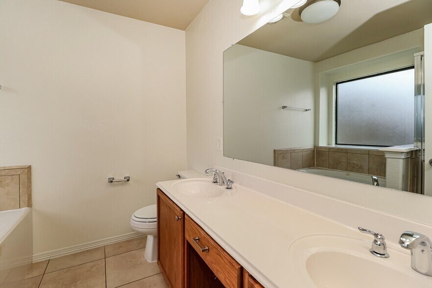 Building Photo - 969 Oak Lynn Dr