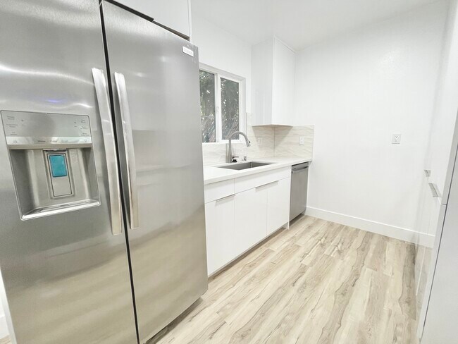 Building Photo - 634 Flower Ave Venice, CA 90291