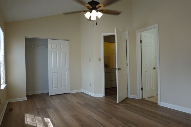 Building Photo - End Unit Condo Near Fort Eustis For Rent