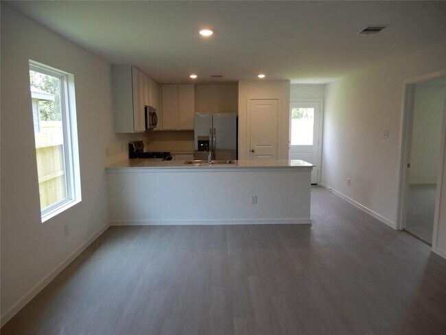 Building Photo - 21099 Santopadre St