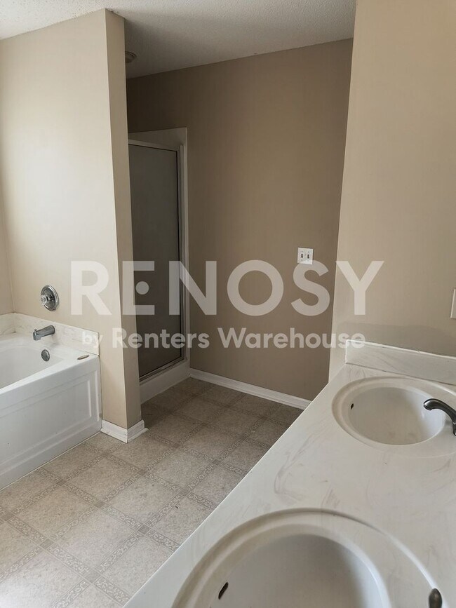 Building Photo - 4BD/3.5BA Townhome in Apple Valley Available Now!
