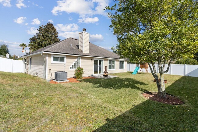 Building Photo - Adorable Newly Renovated 3/2