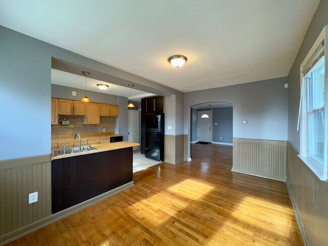 Building Photo - Spacious 4-Bedroom Townhome with Modern Am...
