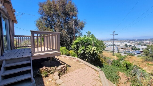 Building Photo - 2 bedroom/1 bath house with beautiful nort...