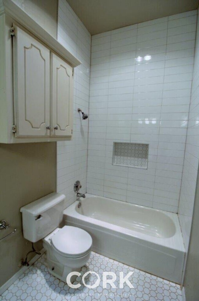 Building Photo - 927 Castle Rd