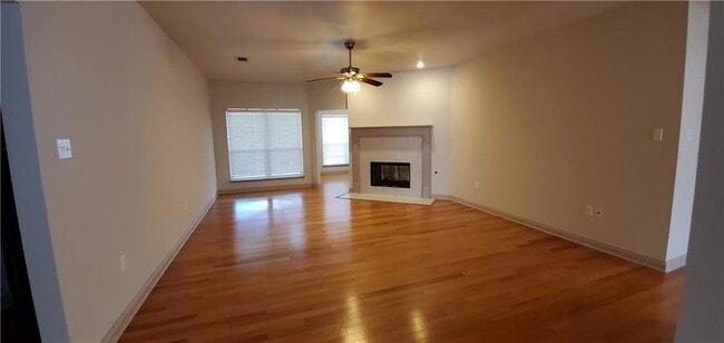 Building Photo - 2112 Summertree Dr