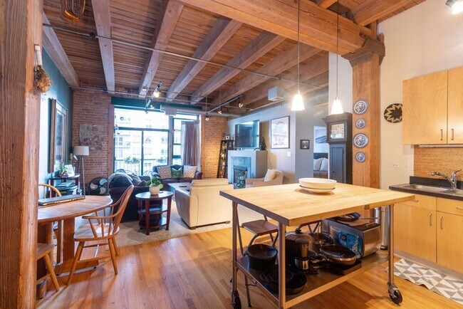 Building Photo - HUGE one bedroom with easy highway access ...