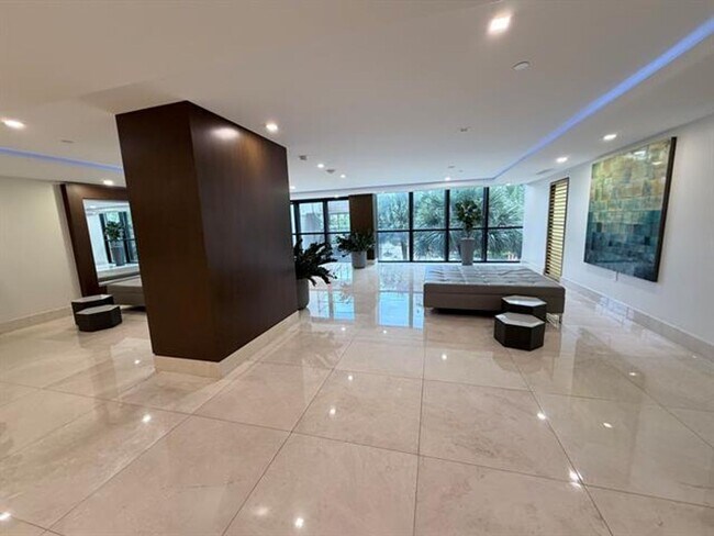 Building Photo - 540 Brickell Key Dr